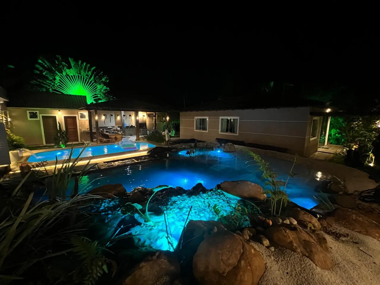 Instalação de refletor LED subaquático Aqua Led realizada por cliente