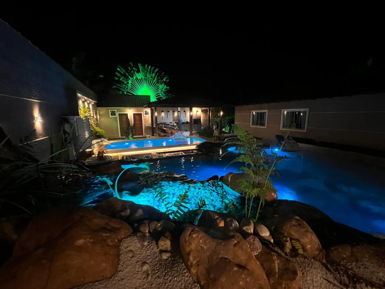 Instalação de refletor LED subaquático Aqua Led realizada por cliente