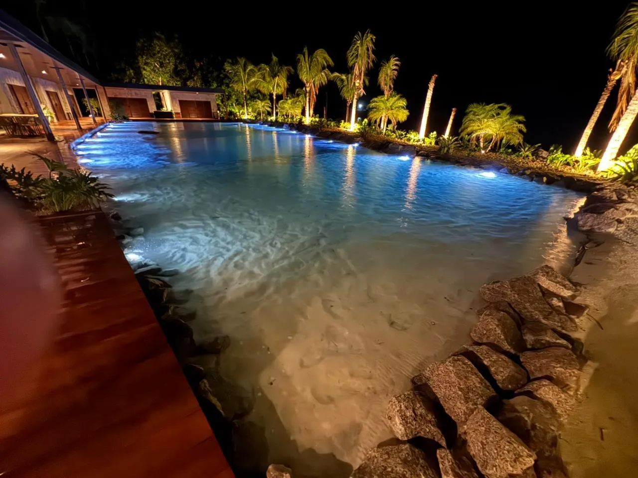 Instalação de refletor LED subaquático Aqua Led realizada por cliente
