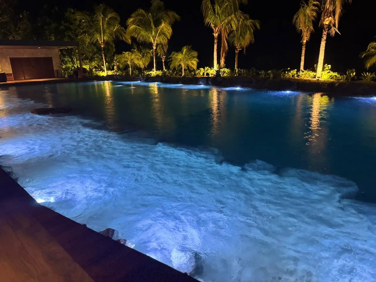Instalação de refletor LED subaquático Aqua Led realizada por cliente
